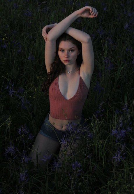 Lily Ana Alexander 裸のスター 写真