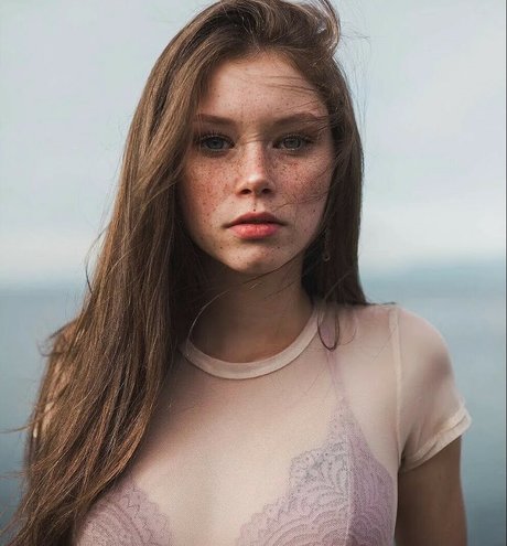 Lily Ana Alexander エロティックなスター 画像