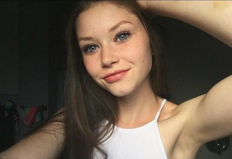 Lily Ana Alexander かわいいモデル 画像