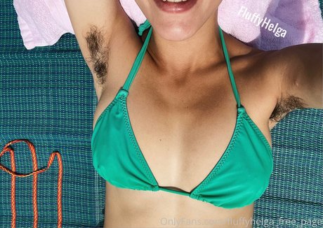 ブロンドの女の子のオンリーファンズ エロチック 写真