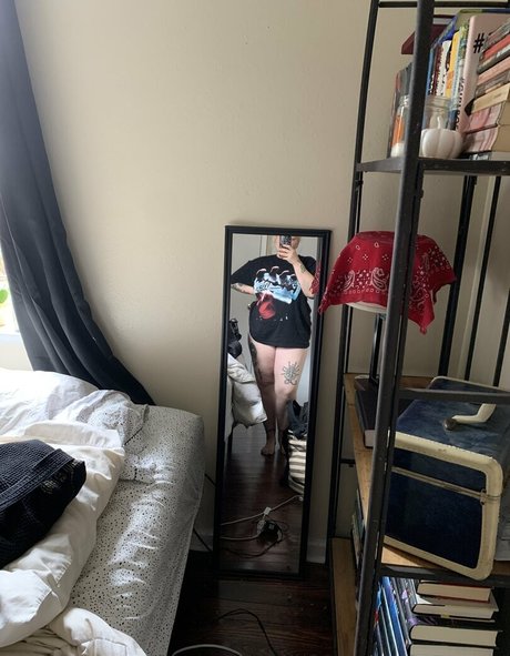 金髪中出しOnlyFans エロチック 写真
