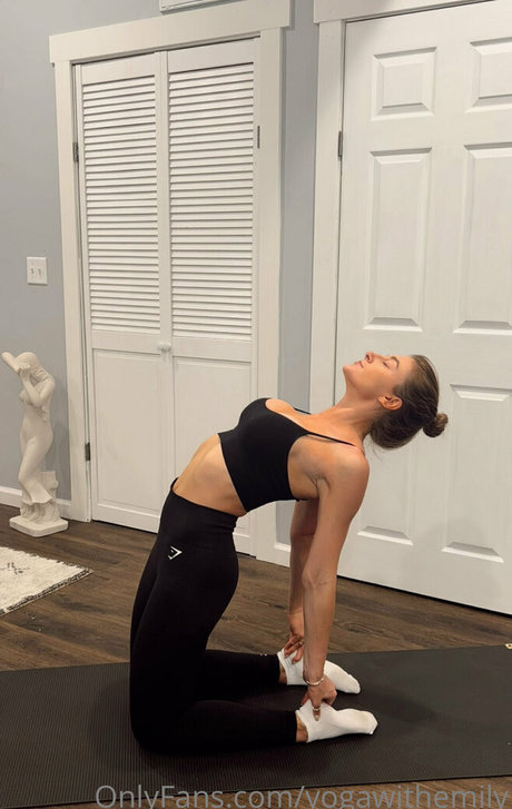 yogawithemily セクシーなスター 写真