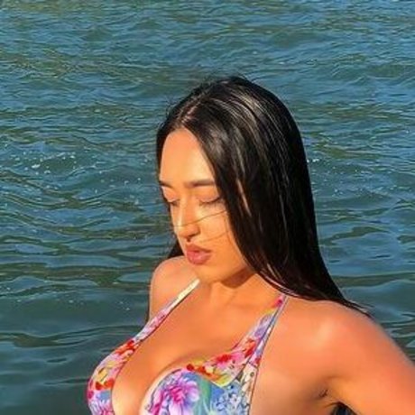 Elena Dat エロティックなモデル 写真