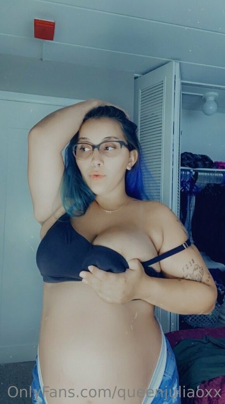 queenjuliaoxx 裸のモデル 画像