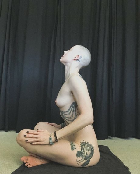 スポーツ オンリーファンズ セクシーヌード 写真