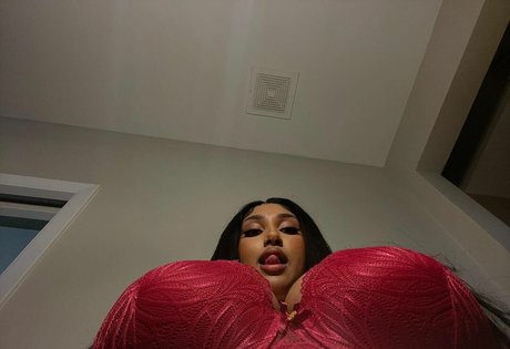 Jeanette Prakash 裸のモデル 写真