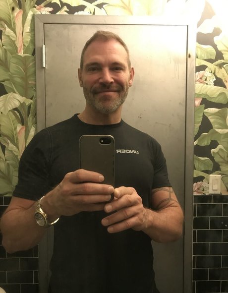 太ったオンリーファンズ アート裸 写真