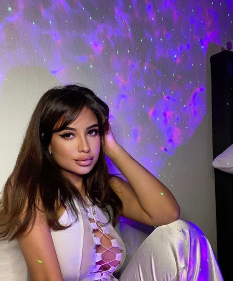 Helia Soltani ポルノスター 素敵 写真