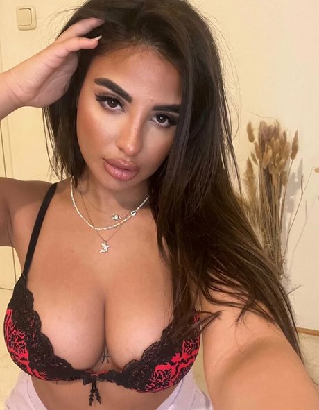 Helia Soltani xxxモデル 写真