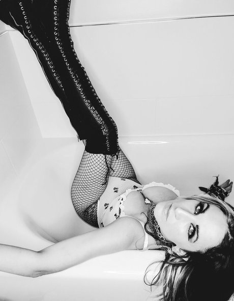 Evil Little Creature エロティック女優 写真