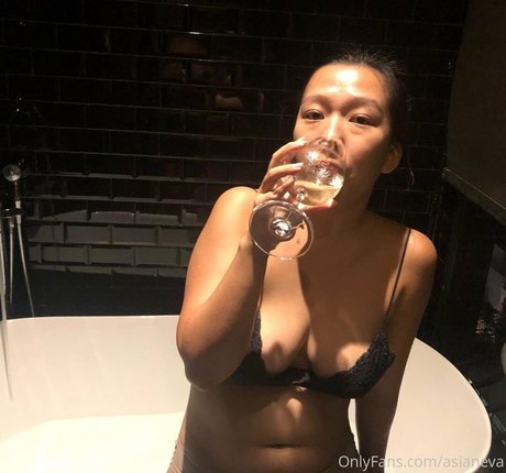 asianeva 完璧なモデル 写真