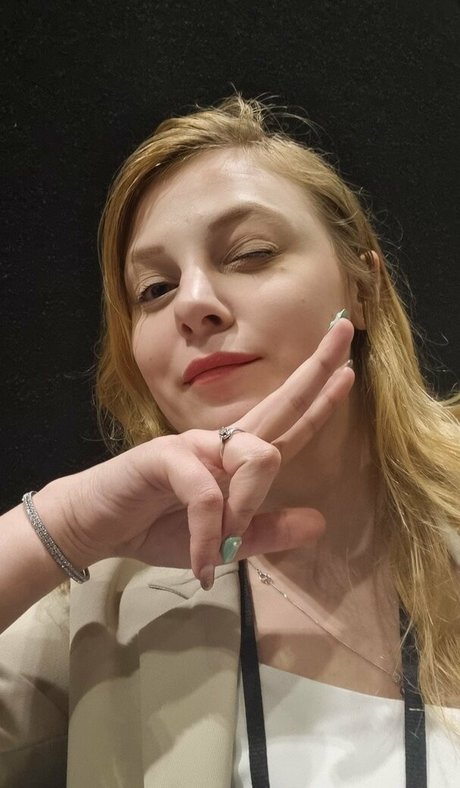 Sydney Poniewaz アダルトスター アーカイブ