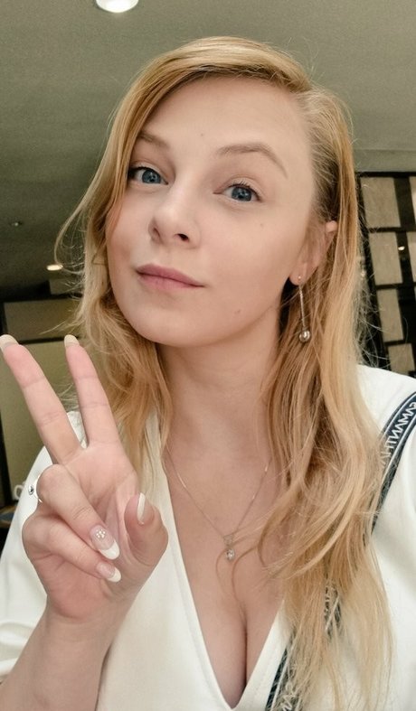 Sydney Poniewaz top profile image