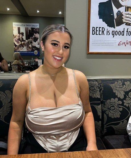 Stephanie C ホットなモデル 画像