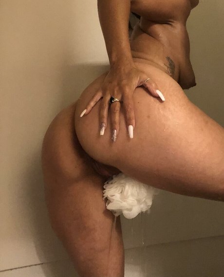 Shaina Wiggins ホットスター 写真