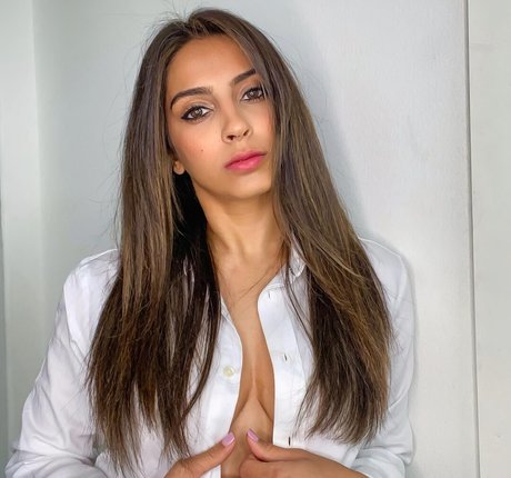 Simmi Singh トップモデル 写真
