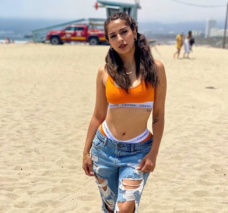 Simmi Singh XXXモデル 画像
