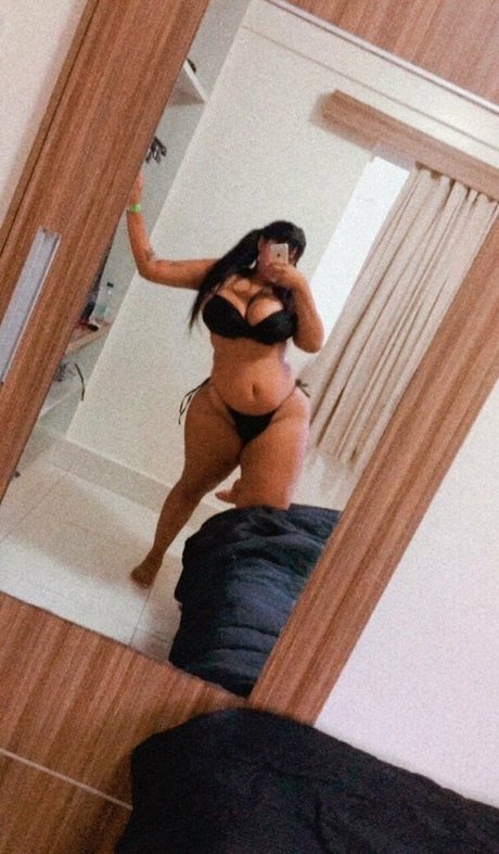 ヌード 屋外 OnlyFans ポルノグラフィック 写真
