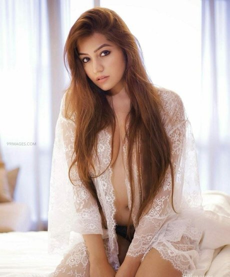 Simran Kaur Hundal HD女優 ギャラリー