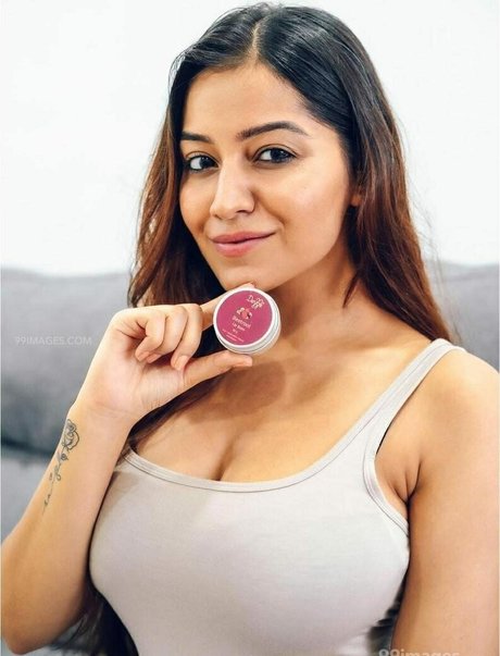 Simran Kaur Hundal 女優 ギャラリー