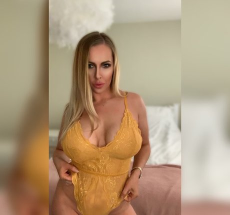 Lucy Tease セクシーモデル 写真