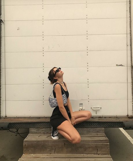 Emiliee Russo ポルノスター ヌード 画像