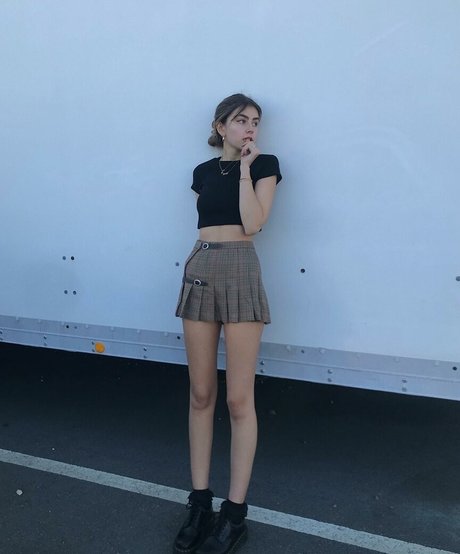 Emiliee Russo 美しいモデル 写真