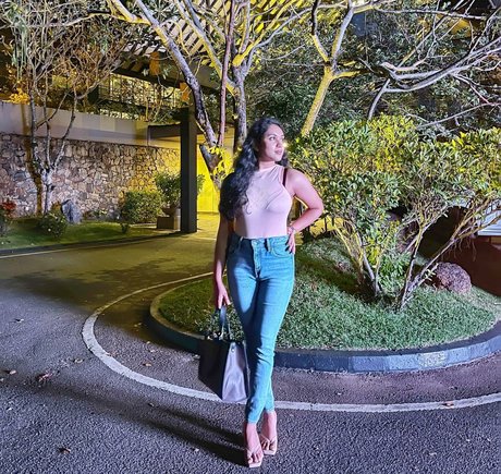 Nimesha Jayarathne 高品質スター 写真