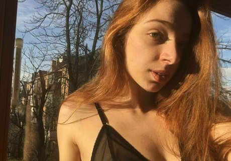 maya red haired セクシーモデル 写真