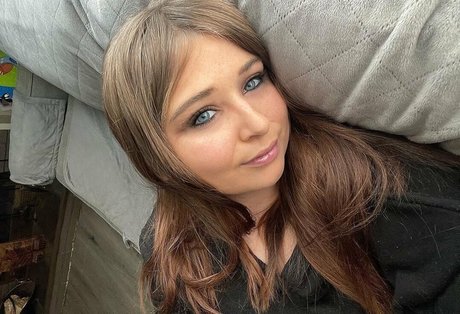 Emaliehall エロティックモデル 写真