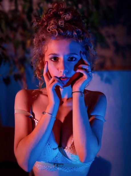 Alina Kurzova アートスター 写真