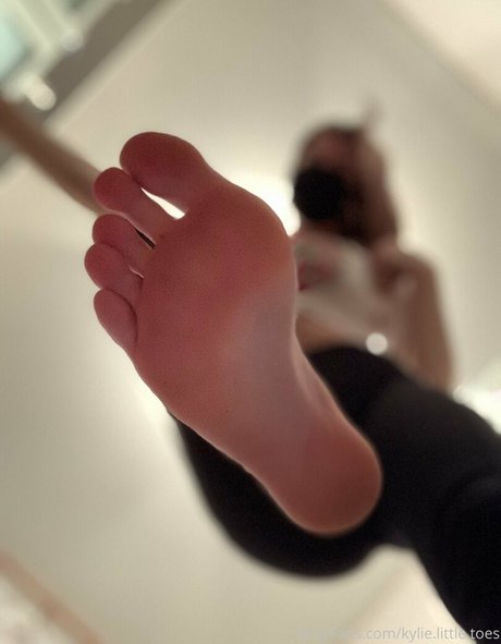 kylie little toes スター 裸 写真