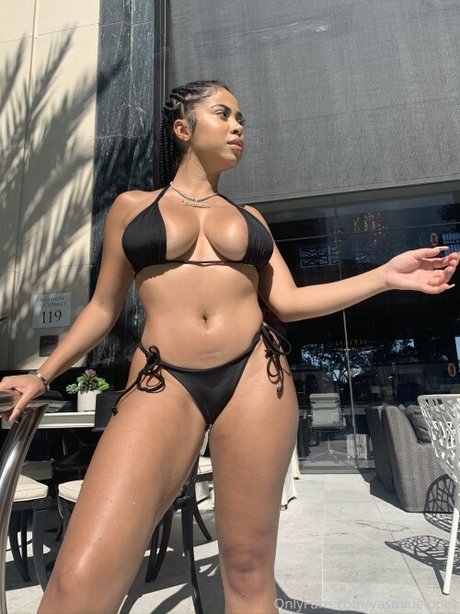 Yasmine Lopez modèle xxx images