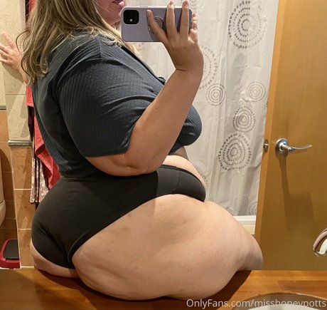 brunette onlyfans nu sexy image