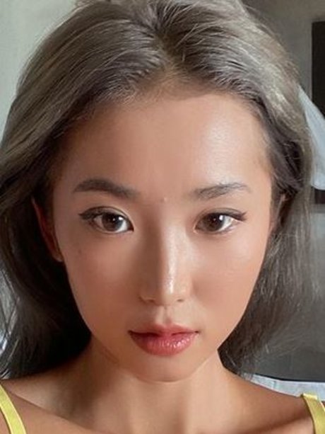 LonelyMeow modèle érotique photo