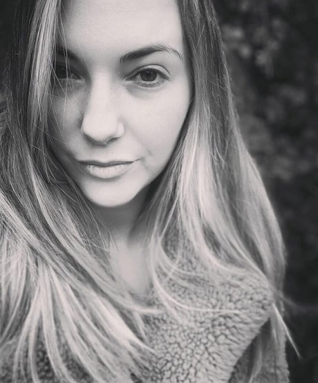 Sophia Knight actrice sexy des photos