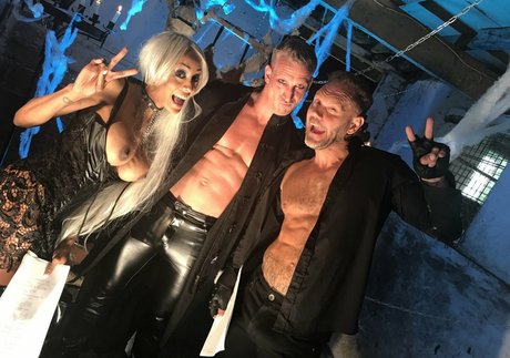 Sophia Knight jolie étoile des photos