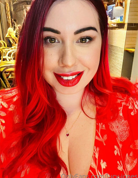 Lucy Jones modèle sympa galeries