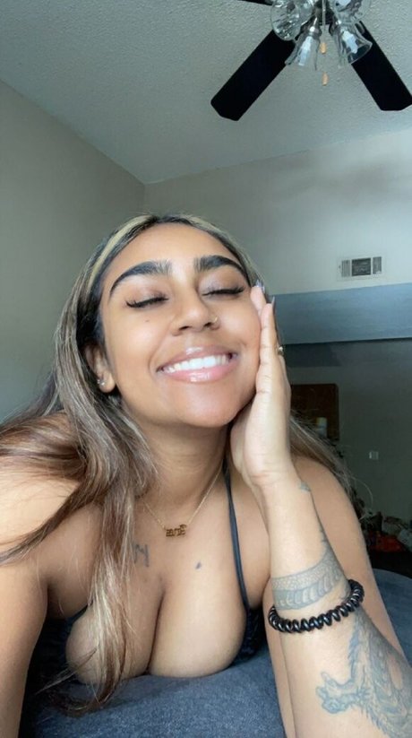 Nita Amari modèle sexy photo