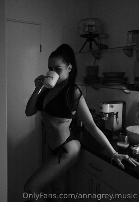 annagrey music étoile érotique photos