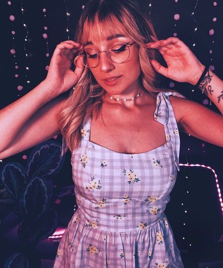 Maya ASMR modèle hd image