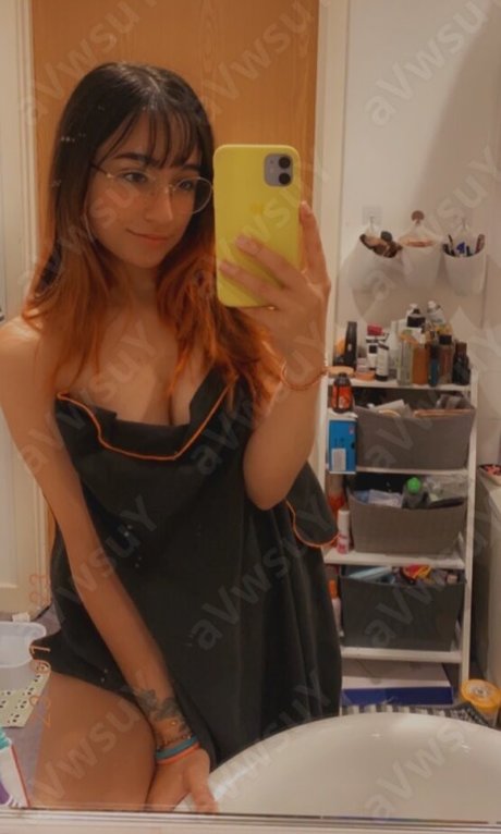 Maya ASMR étoile hd des photos