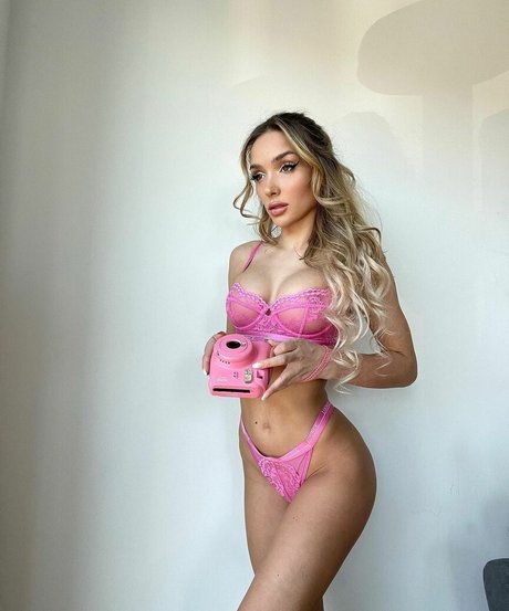 ébène à la peau foncée onlyfans haute définition chaud image