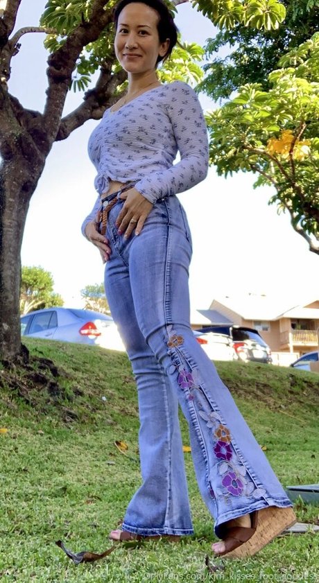 kim kisses foot goddess star du sexe image