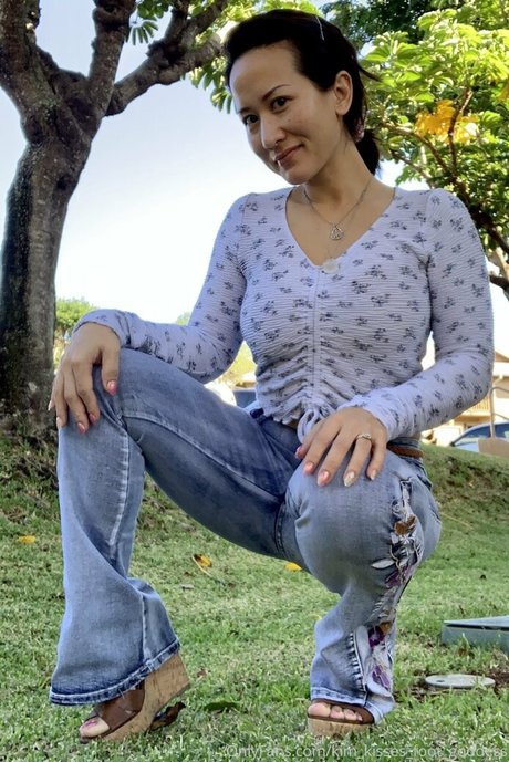 kim kisses foot goddess modèle sympa photo