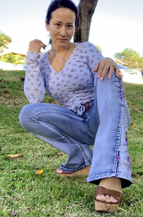 kim kisses foot goddess actrice libre collection