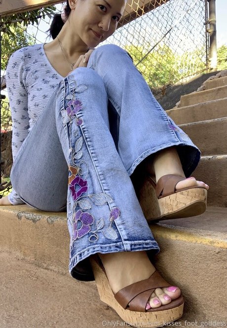 kim kisses foot goddess modèle sympa des photos