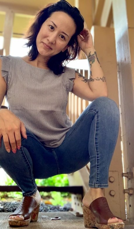 kim kisses foot goddess nus étoiles archive