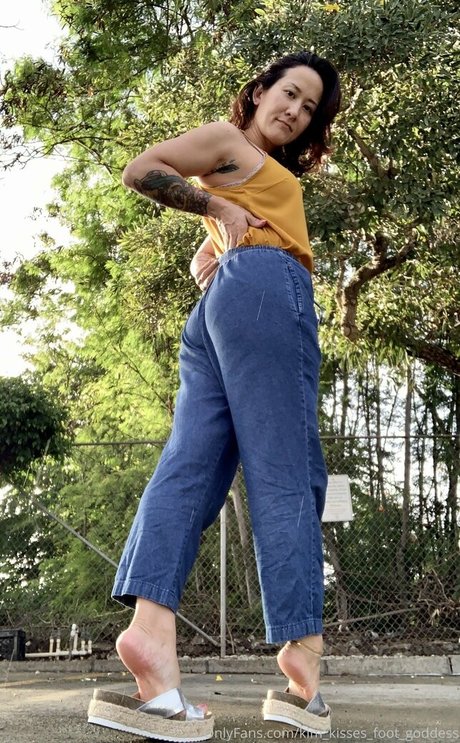 kim kisses foot goddess belle actrice images