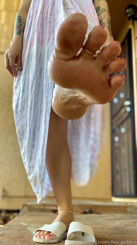 kim kisses foot goddess meilleure étoile archive